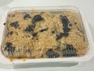 ขนมปังไก่หยองน้ำสลัด