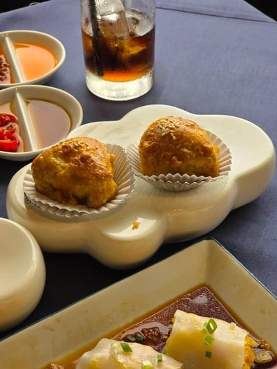 ขนมปังอบกรอบไส้หมูแดง