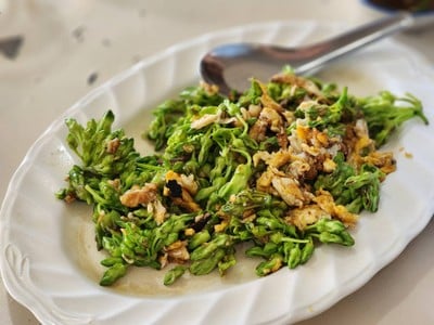 ดอกขจรคั่วไข่