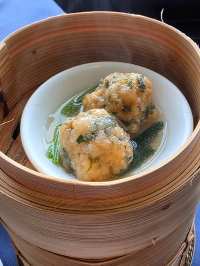 ลูกชิ้นกุ้งสาหร่ายวากาเมะซอสหอยเชลล์แห้ง