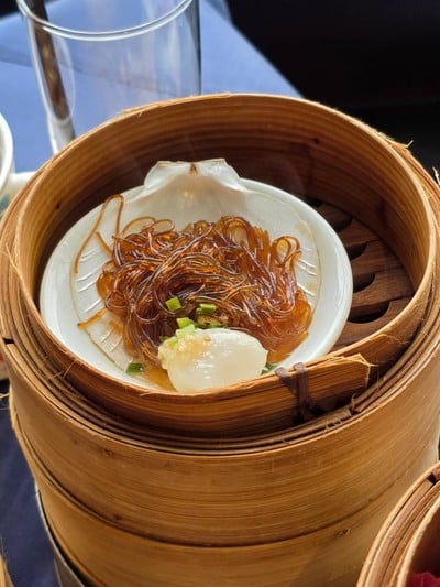 หอยเชลล์นึ่งซอสกระเทียม