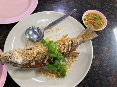 ปลาทอดกระเทียม