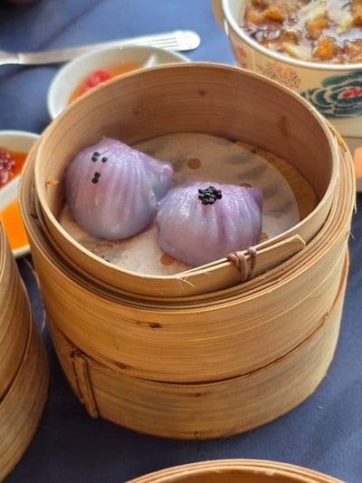 ขนมจีบกุ้งมันม่วงกับคาเวียร์สีดำ