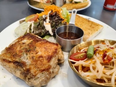 สเต็กไก่สามเกลอ ซอสแจ่ว