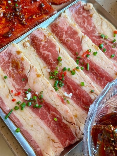 เนื้อติดมันราดซอสพิเศษสูตร Ant Cave