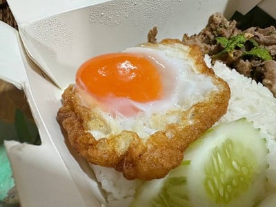 ข้าวกะเพราหมู + ไข่เป็ดดาว