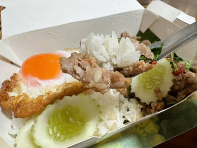 ข้าวกะเพราหมู + ไข่เป็ดดาว