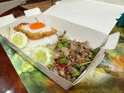 ข้าวกะเพราหมู + ไข่เป็ดดาว