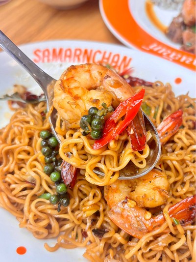 กุ้งผัดมาม่าหอยลาย