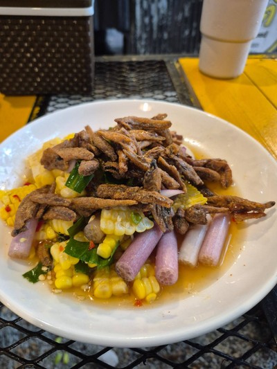 ยำข้าวโพดปลากรอบ