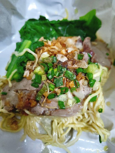 บะหมี่แห้งคลุกหมูอบ