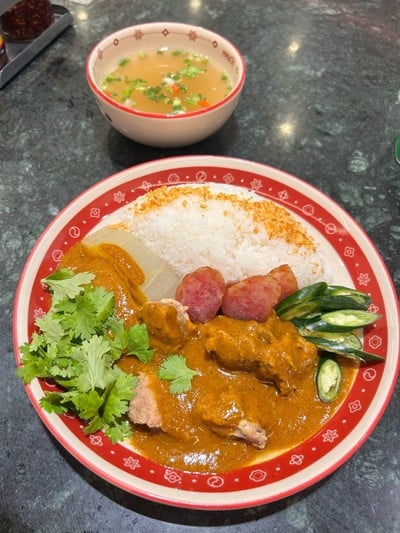 ข้าวหน้าแกงกะหรี่หมูตุ๋น