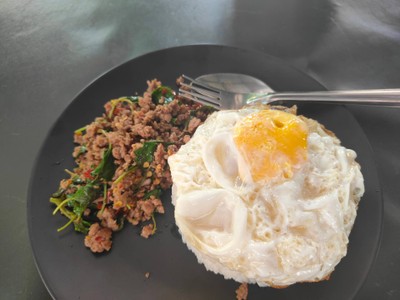 กะเพราเนื้อสับไข่ดาว