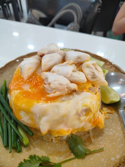 ข้าวผัดไข่เยิ้มปูก้อน