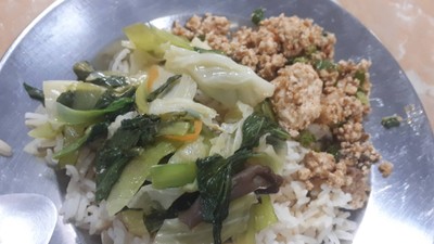 ข้าวราดผัดผักกับลาบเต้าหู้