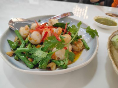 หอยเชลล์ผัดพริกเหลือง