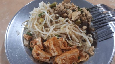 ข้าวราดผัดผักถั่วงอก+ยำเต้าหู้ตะไคร้+ผัดเต้าหู้