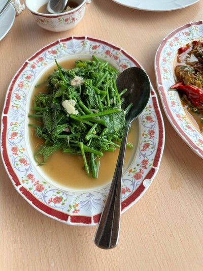 ผัดผักแม้ว