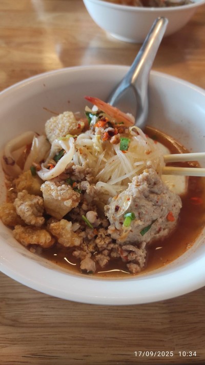 เส้นเล็กต้มยำทะเล+หมู