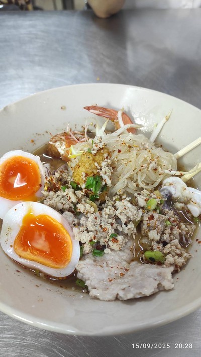 เส้นเล็กต้มยำทะเลไข่เยิ้ม