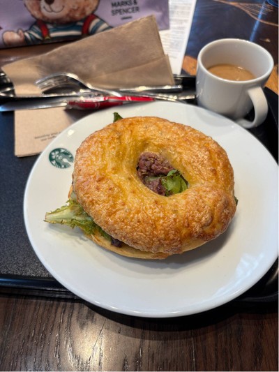 Roast Beef Cranberry Tomato Bagel