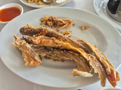 ปลาเนื้ออ่อนทอดกระเทียม