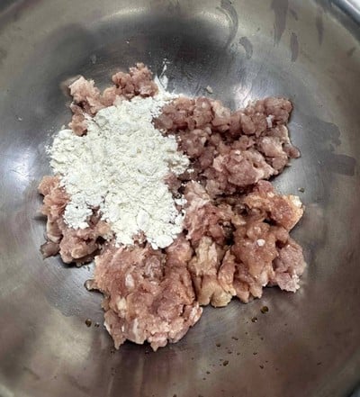 วิธีทำ หมูสับทอดกรอบคั่วพริกเกลือ วิธีทำ หมูสับทอดกรอบคั่วพริกเกลือ