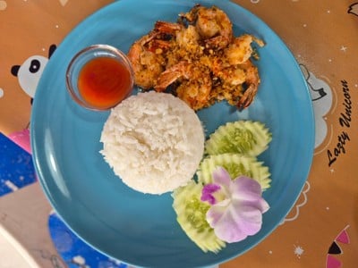ข้าวกุ้งกระเทียมพริกไทย