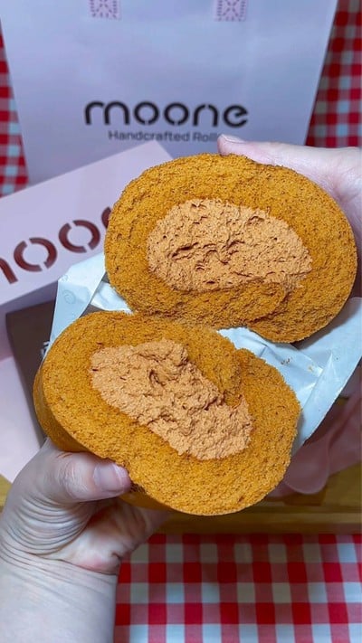 Moone Rolls Central World