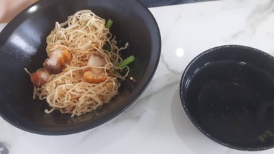 บะหมี่หมูกรอบ (ฟรีน้ำซุป เครื่องปรุง)