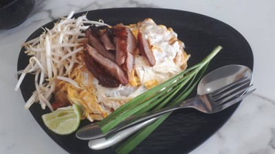 ผัดไทยคอหมูย่าง