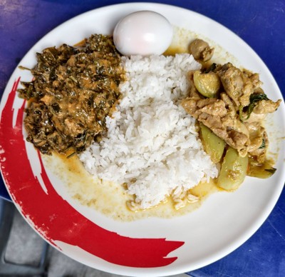 ข้าวราดแกง 3 อย่าง
