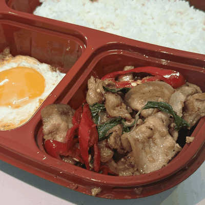 ข้าวหน้ากระเพราหมู 3 ชั้นย่าง