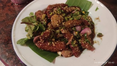 ลาบคอหมูทอด