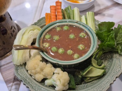 น้ำพริกกะปิ ไข่เจียวชะอม+ผัก