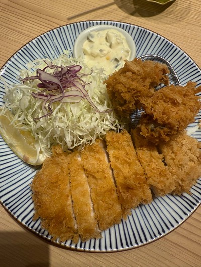 ข้าวหมูทอดทงคัตสึและหอยนางรมทอด