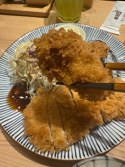 ข้าวหมูทอดทงคัตสึและหอยนางรมทอด