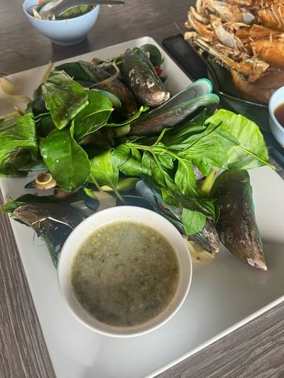 หอยแมลงภู่อบใบโหระพา