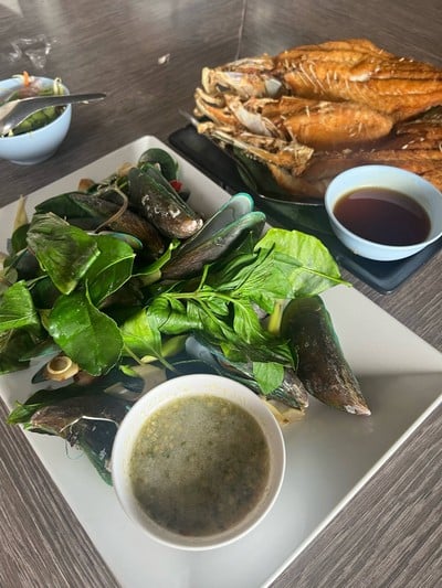 หอยแมลงภู่อบใบโหระพา