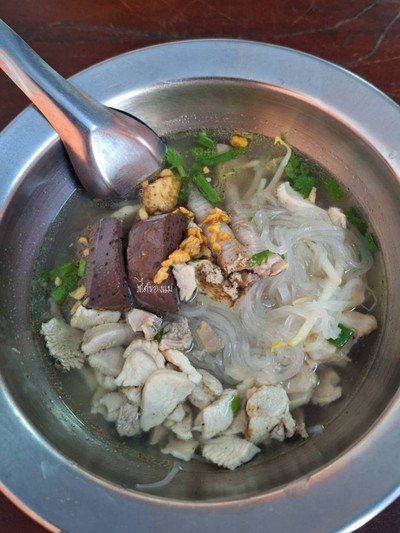 ก๋วยเตี๋ยวเส้นเล็กน้ำ ไก่