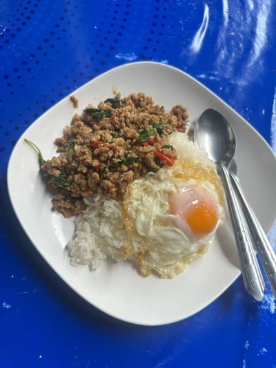 ข้าวผัดกระเพรา หมูสับ ไข่ดาว