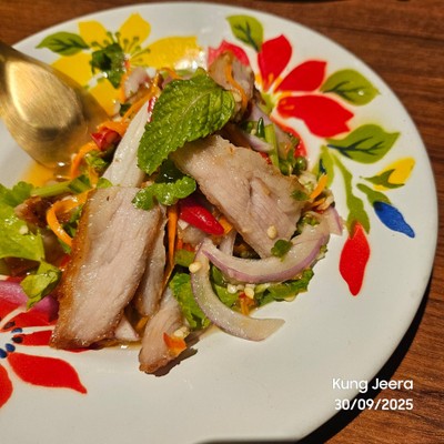 ยำคอหมูย่าง