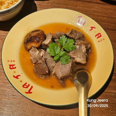 หมูตุ๋นเห็ดหอมน้ำแดง