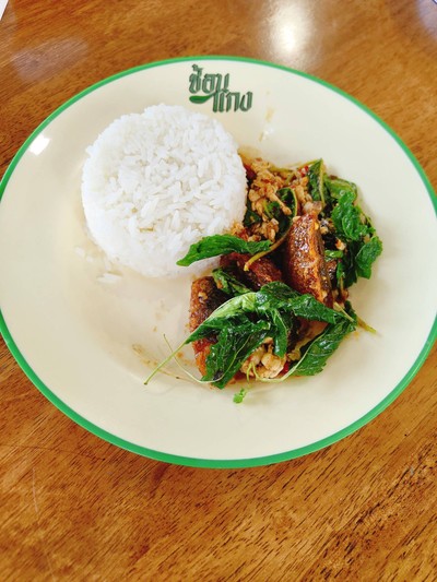 ข้าวไข่เยี่ยวม้ากะเพรากรอบ