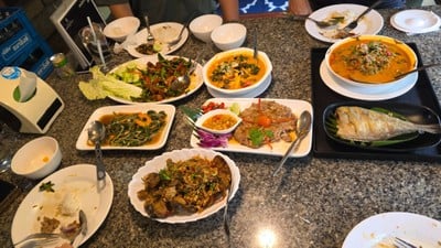 บ้านไม้ชายน้ำ -