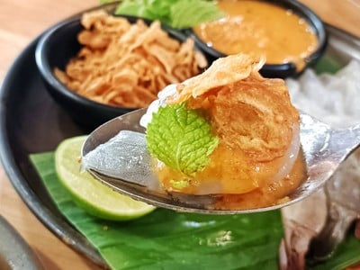 กุ้งแช่น้ำปลา fresh shrimp with spicy seafood salad