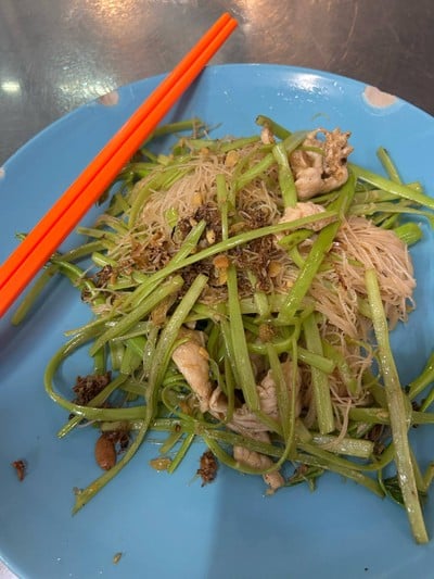 เส้นหมี่ผัดผักบุ้งกรอบ