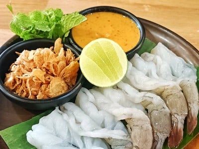 กุ้งแช่น้ำปลา fresh shrimp with spicy seafood salad