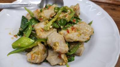 กระเพราลูกชิ้นปลากราย