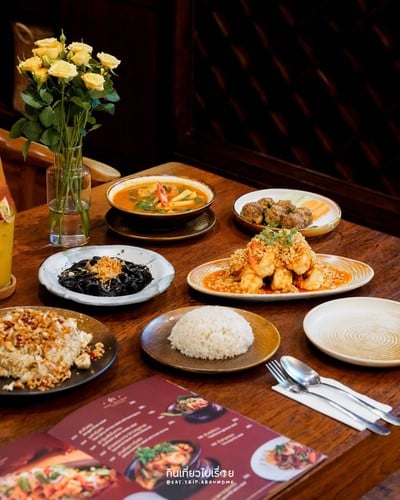 ปูนแดงแกงร้อน Thai Cuisine สาทร